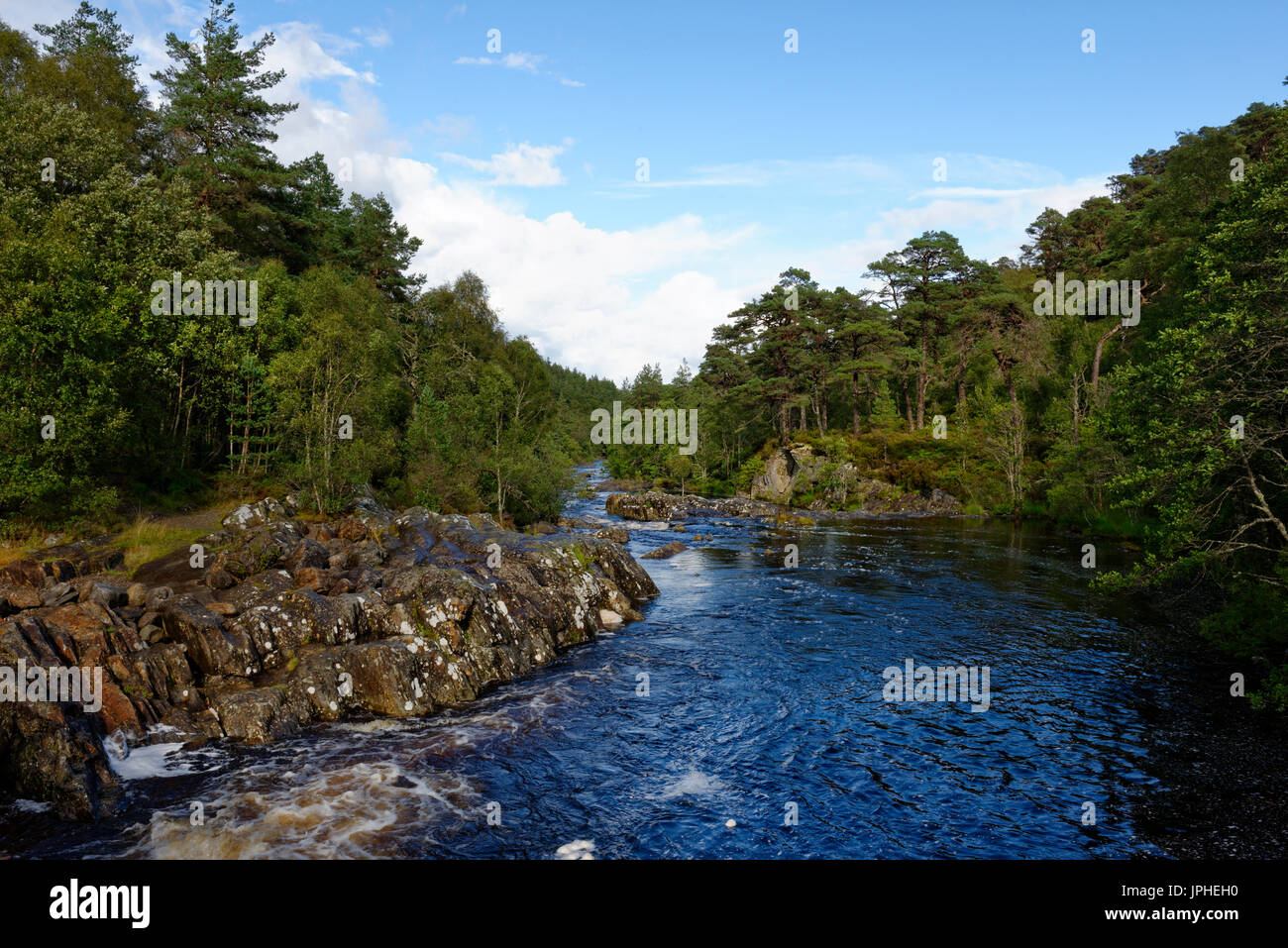 River Affric, réserve naturelle nationale de Glen Affric, Highlands, dans les Highlands, Ecosse, Royaume-Uni Banque D'Images