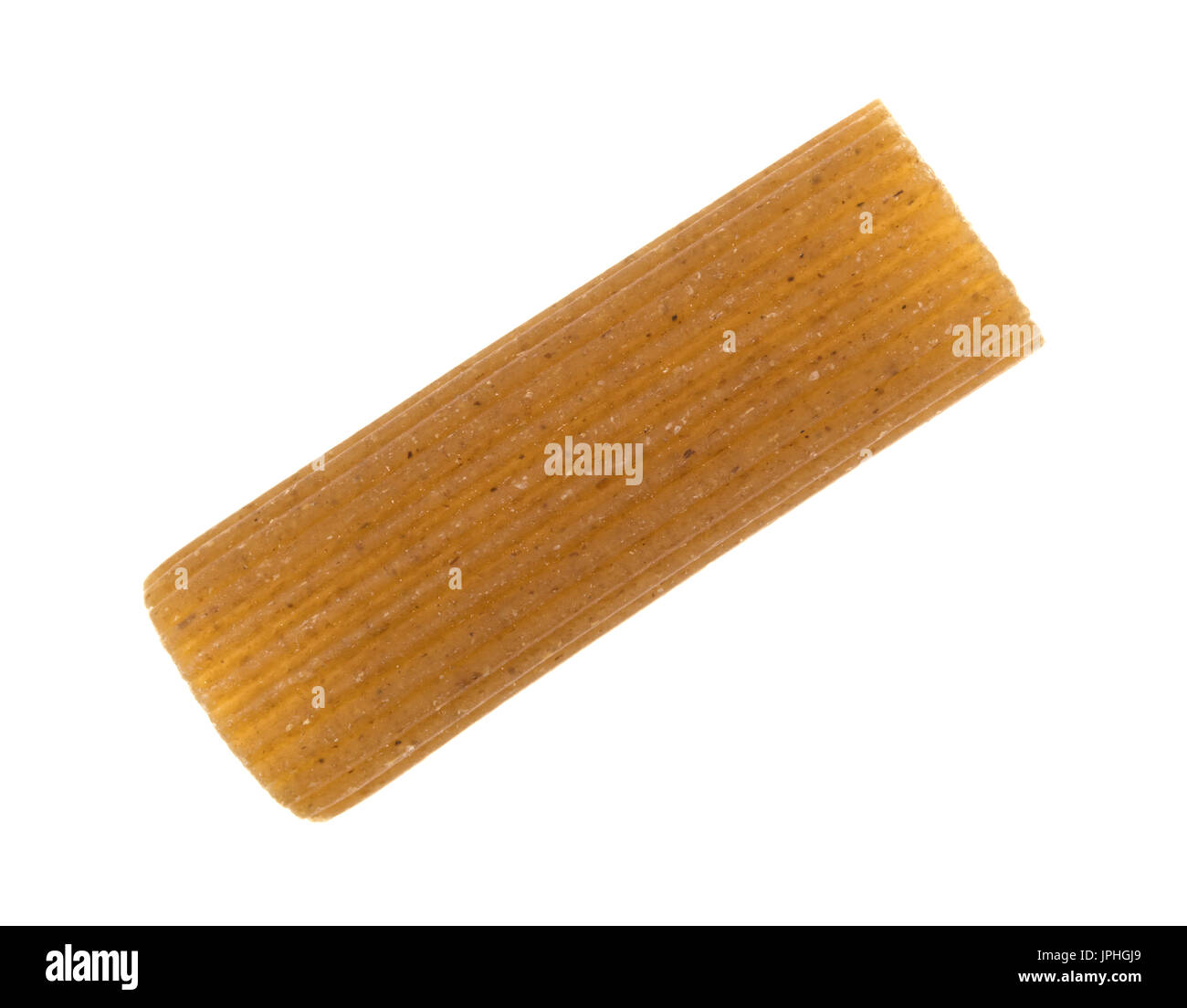 Vue de dessus d'un seul tube de blé entier en forme de pâtes rigatoni isolé sur un fond blanc. Banque D'Images