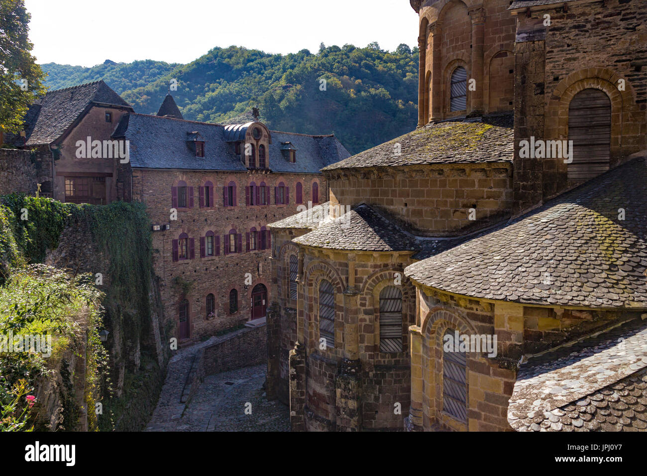 Vue sur le village médiéval de Conques, France Banque D'Images
