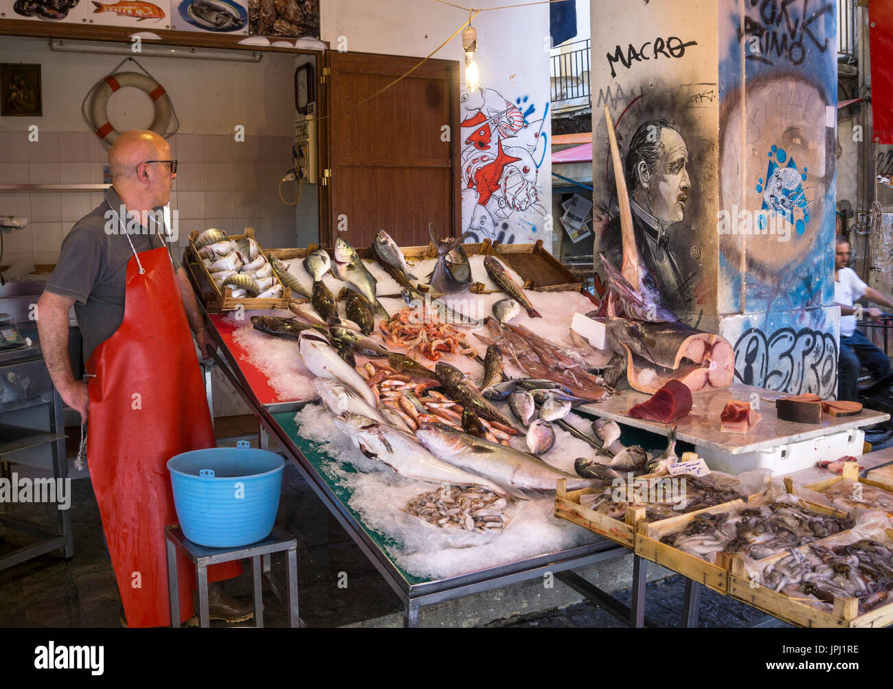 Street art dépeignant comme le parrain de Marlon Brando à côté d'un décrochage des poissonniers dans le marché Vucciria Palerme, Sicile. Banque D'Images