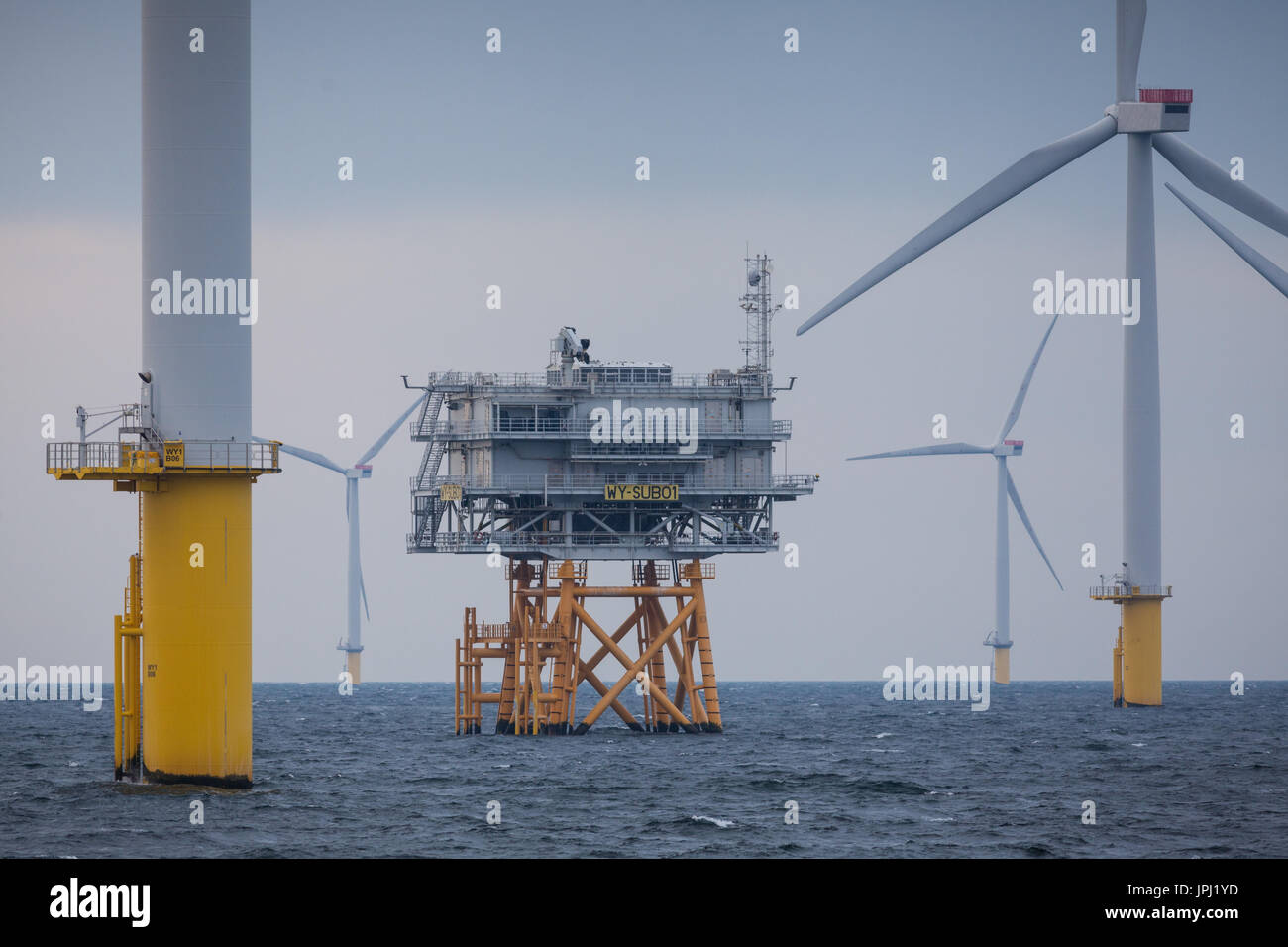 La sous-station et turbines sur Walney parcs offshore au large de la côte de Cumbria, UK Banque D'Images