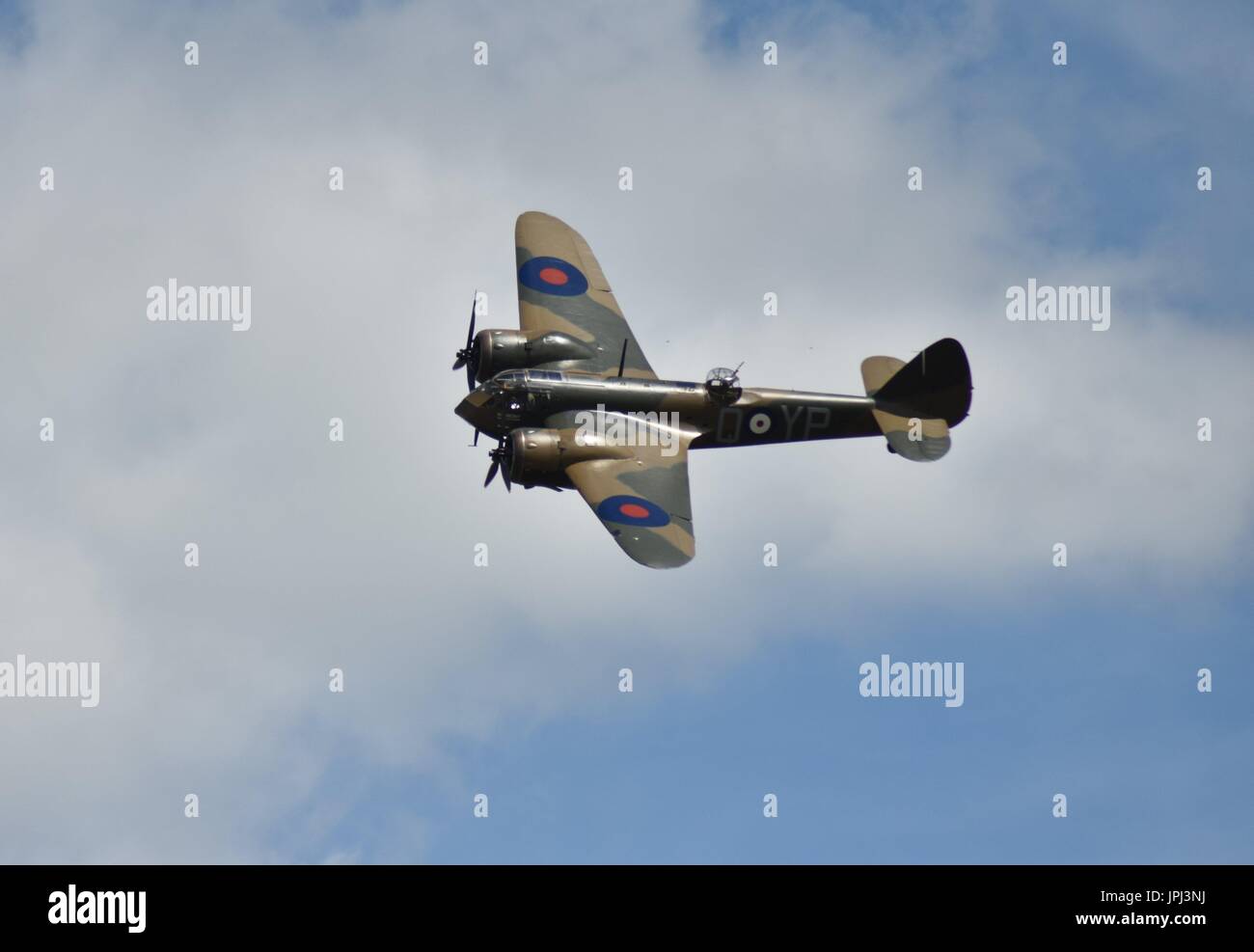 Bristol Blenheim en vol en palier. Vue depuis l'oblique au-dessus de l'appareil, qui s'affiche en face de nuages. Banque D'Images