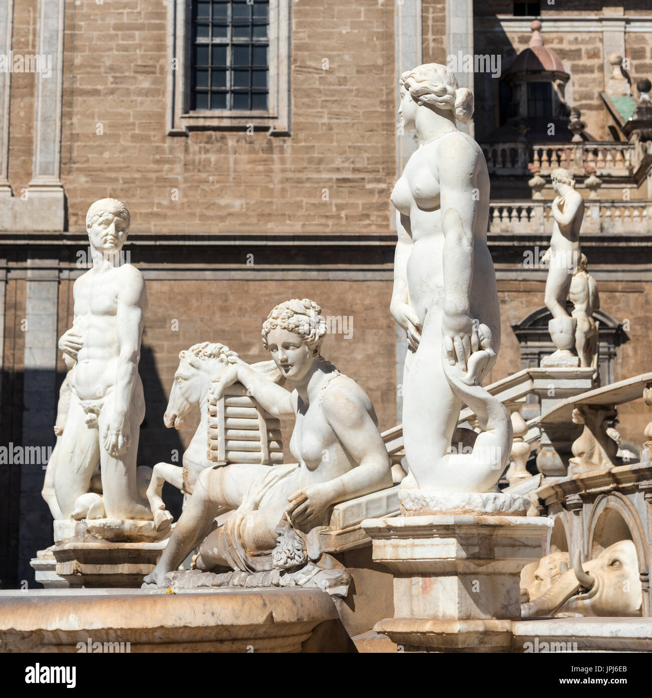 Statues de marbre de nymphes, les humains, les sirènes et les satyres sur la fontaine florentin du xvie siècle sur la Piazza Pretoria, le centre de Palerme, Sicile, Italie. Banque D'Images