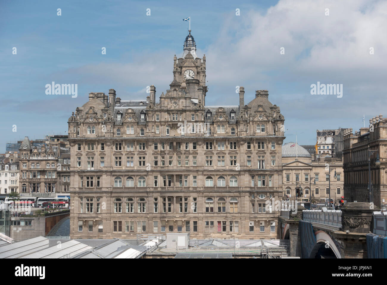 L'Hôtel Balmoral vu de la vieille ville d'Edimbourg, à travers le toit de la gare de Waverley en Ecosse, Banque D'Images