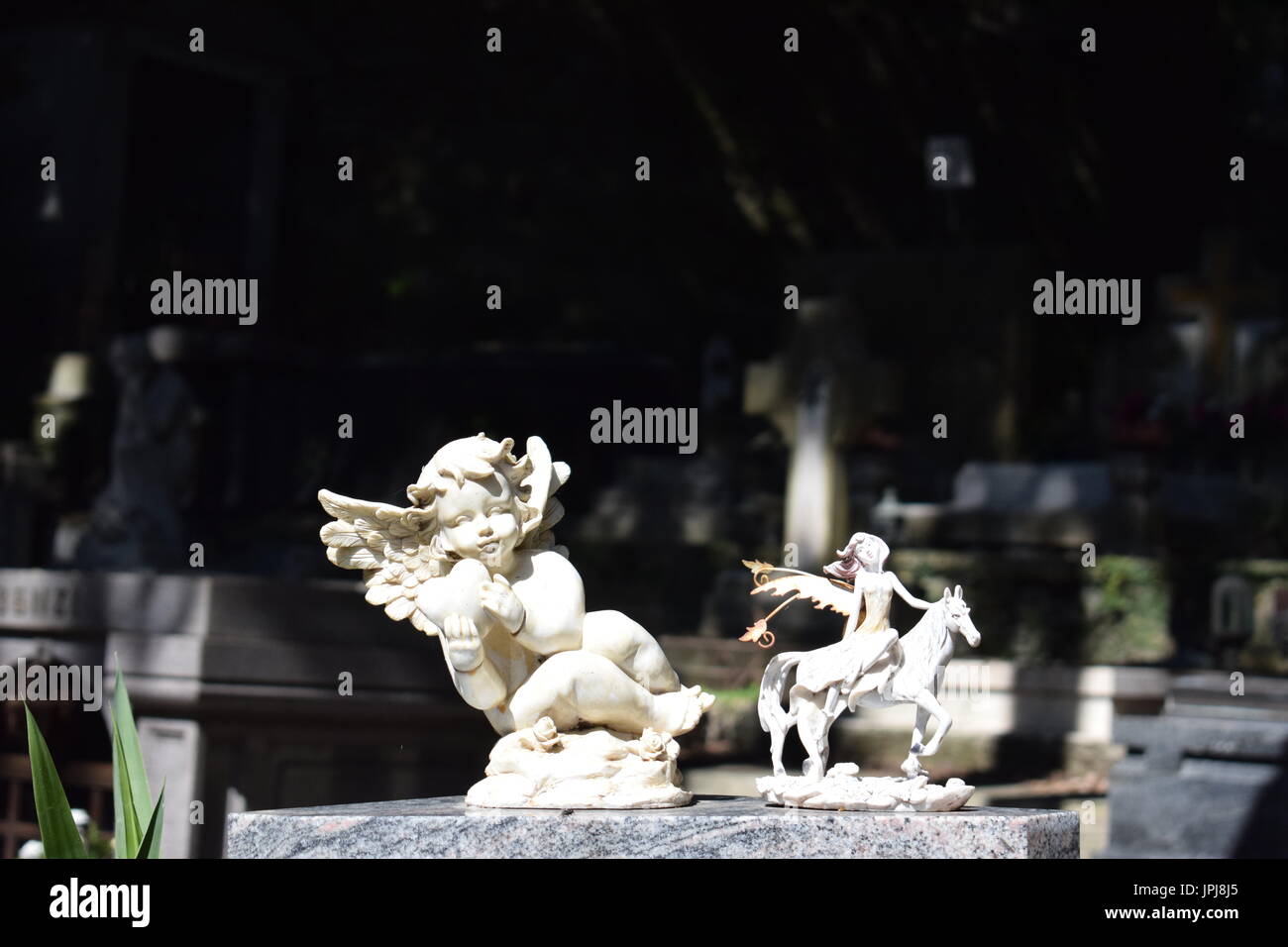 Angel figurines sur une pierre tombale dans le cimetière monumental de Staglieno, Gênes, Italie Banque D'Images