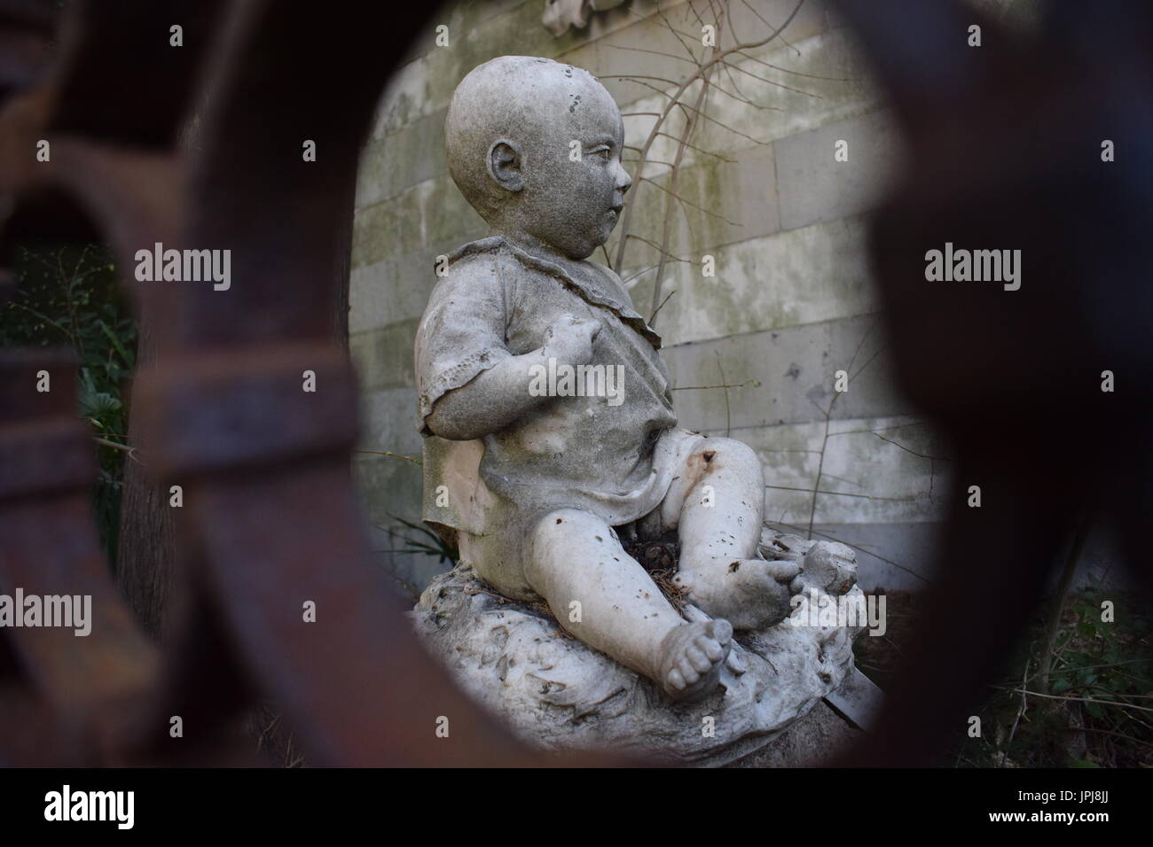 Statue de bébé dans le cimetière monumental de Staglieno, Gênes, Italie Banque D'Images