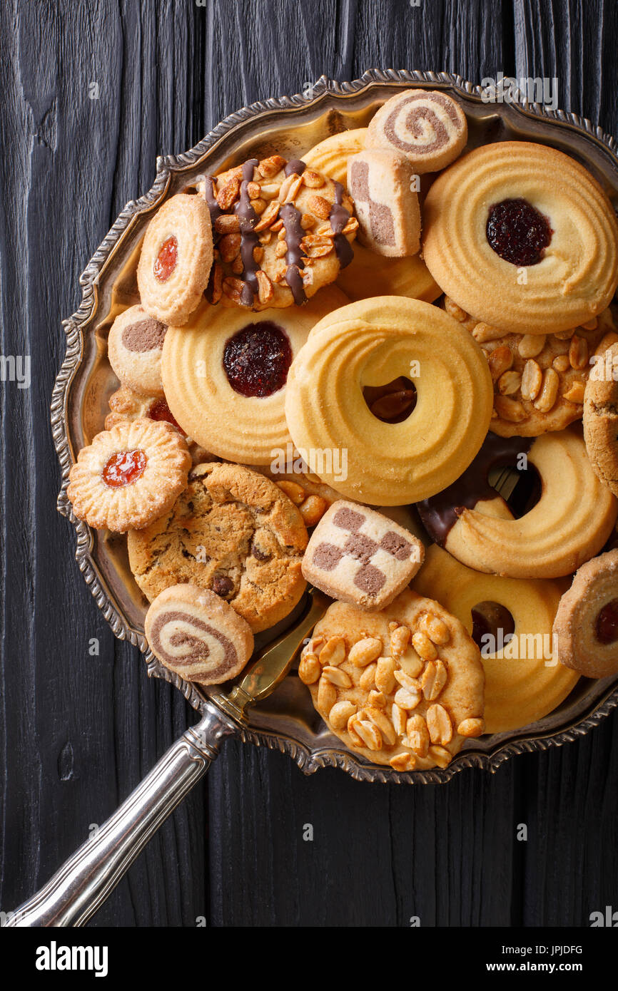 Biscuit mix avec divers matériaux sur une plaque close up, vertical Vue de dessus Banque D'Images