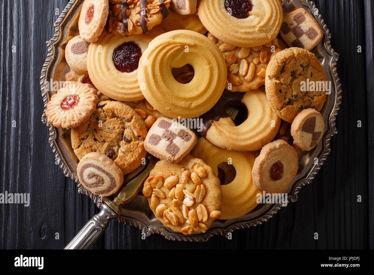 Biscuit mix avec divers matériaux sur une plaque horizontale près, vue du dessus Banque D'Images