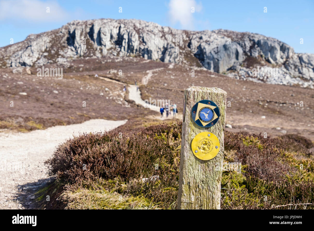 Isle of Anglesey Coastal Path et Cybi marche circulaire l'affichage bilingue sur un sentier public autour de Holyhead Mountain. Anglesey Pays de Galles Royaume-uni Grande-Bretagne Banque D'Images