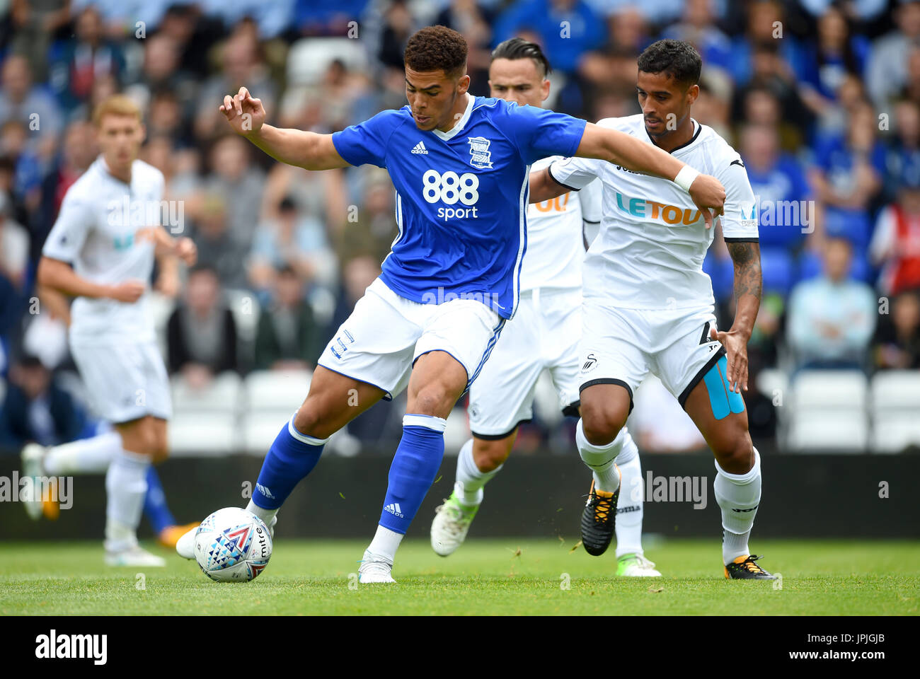 Birmingham City's Che Adams (à gauche) et Swansea City's Kyle Naughton bataille pour la balle Banque D'Images