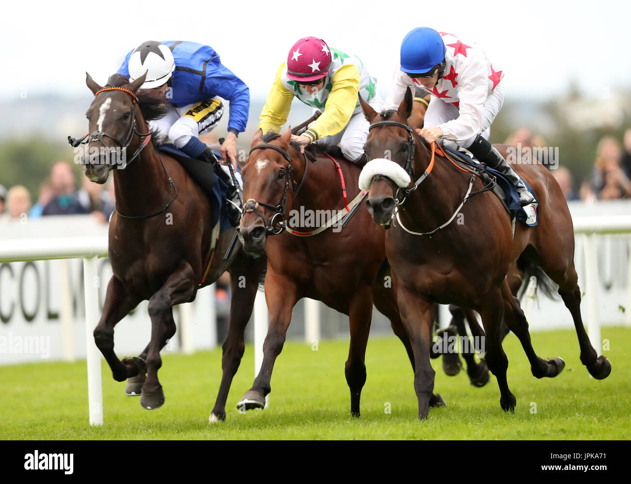 Serefeli monté par jockey William Lee (à droite) s'allume pour gagner le handicap pendant la journée industrielle Caulfield deux de l'été au Festival de Galway Galway Racecourse. Banque D'Images