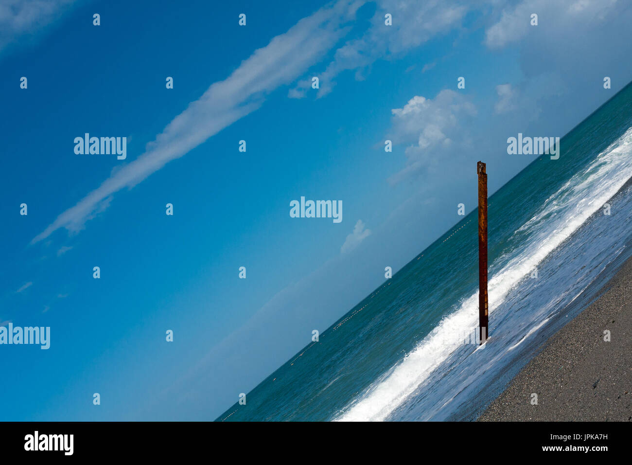 Marégraphe incliné sur des eaux bleu azur, horizon incliné, Chisingtan Scenic Area, Xincheng Township, comté de Hualien, Taiwan Banque D'Images