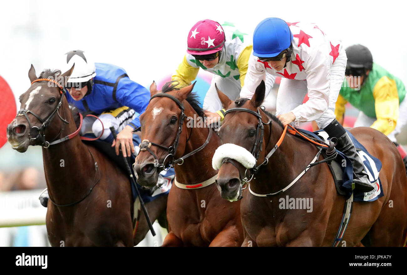 Serefeli monté par jockey William Lee (à droite) s'allume pour gagner le handicap pendant la journée industrielle Caulfield deux de l'été au Festival de Galway Galway Racecourse. Banque D'Images