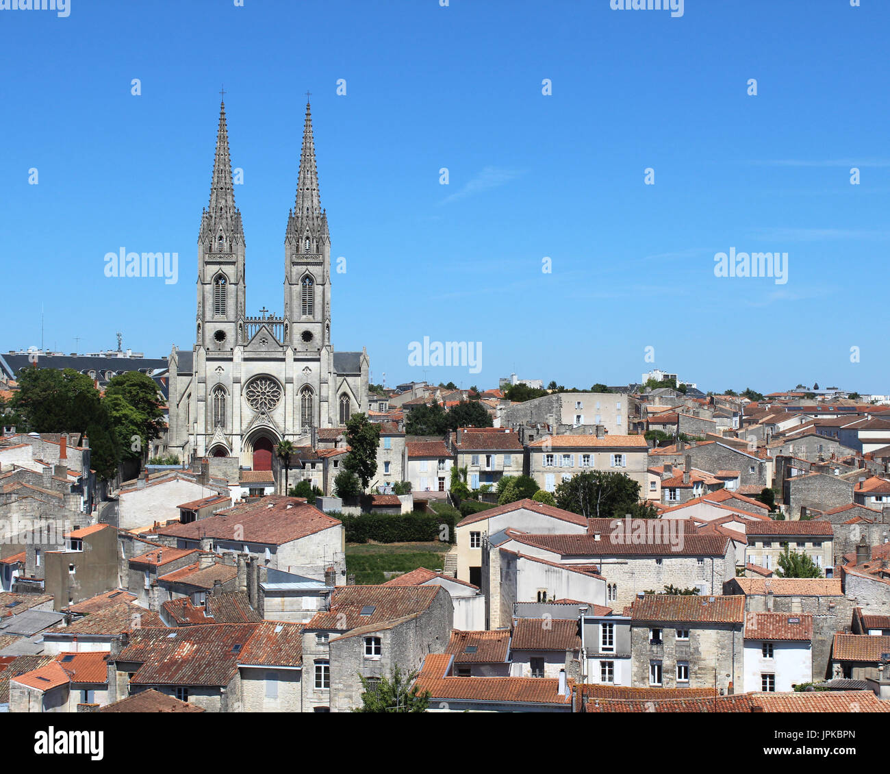 Vue sur les toits de la ville historique de Niort et à l'église de St André, dans les Deux-Sèvres à l'ouest de la France. Banque D'Images