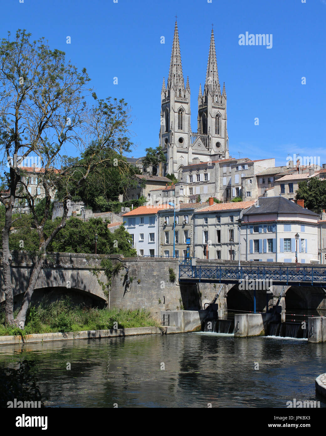 Une vue sur la ville historique de Niort et à l'église St André, sur la Sèvre Niortaise River, dans les Deux-Sèvres à l'ouest de la France. Banque D'Images