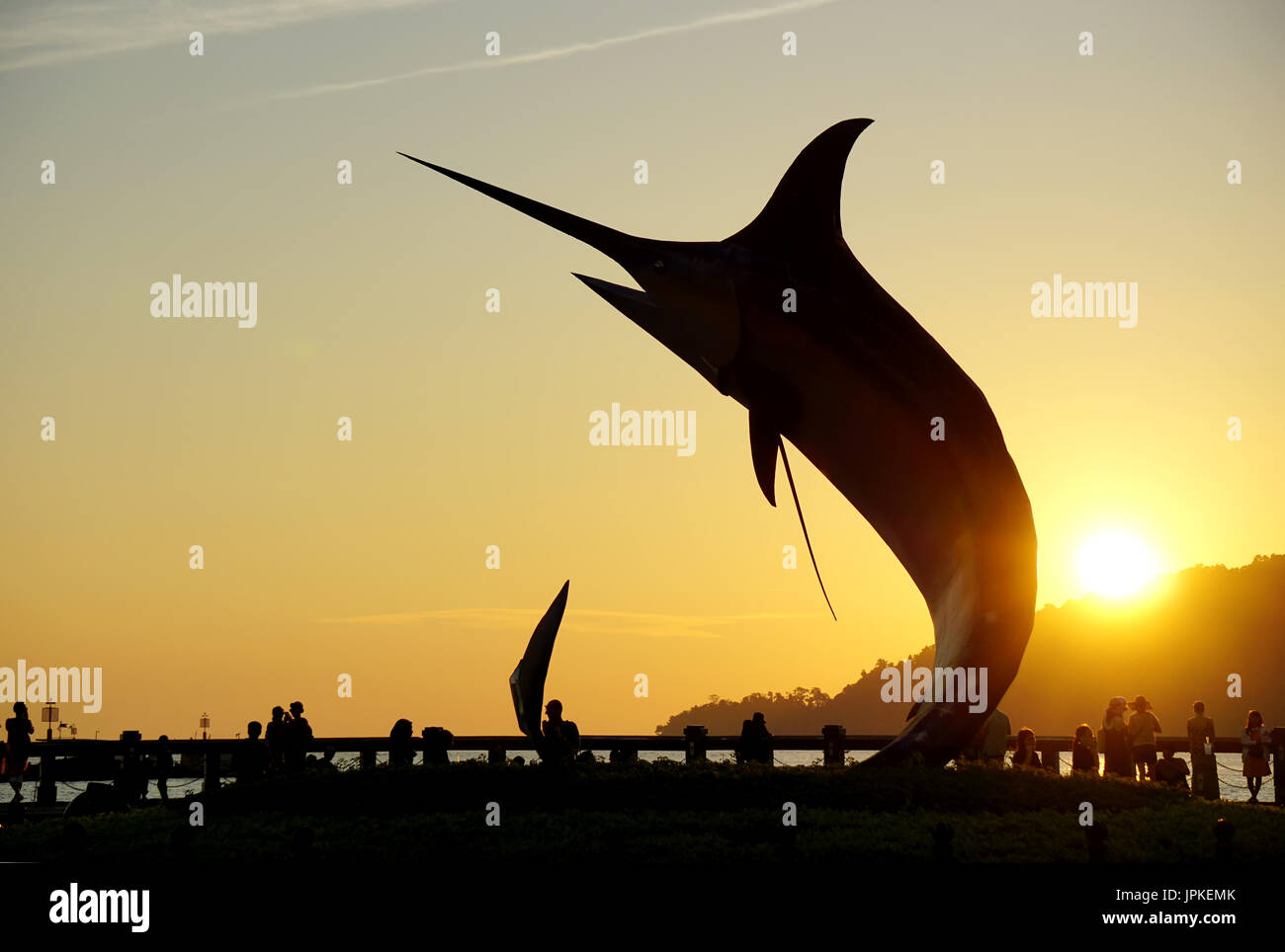 Kota Kinabalu, Malaisie - Août 01, 2017 : Silhouette de la célèbre statue de poisson Marlin à Sabah capital. La statue a été inaugurée le 2 février 20 Banque D'Images