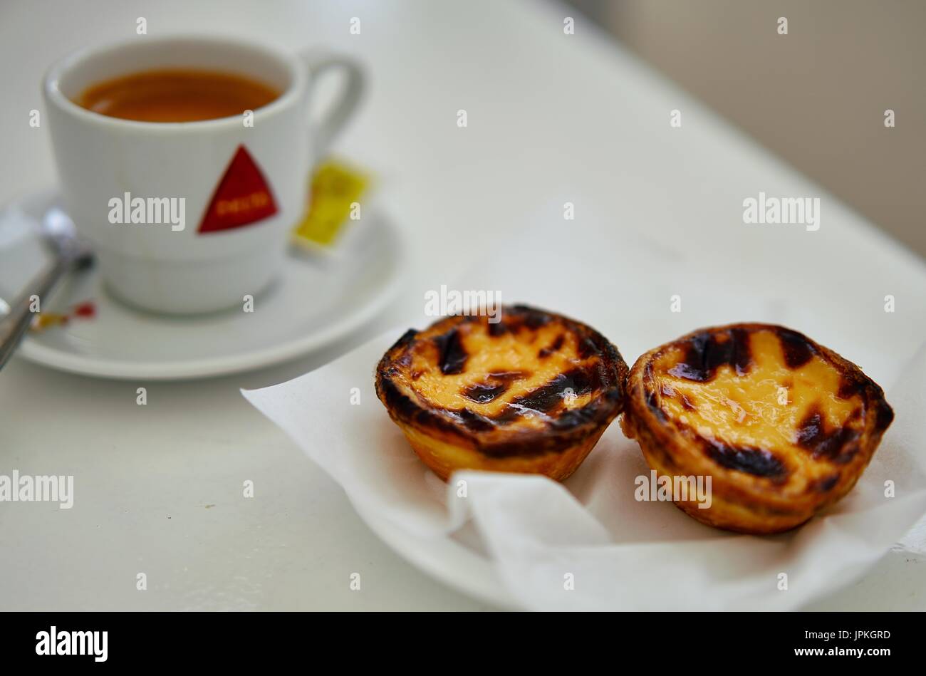 Café et pâtisseries style portugais un petit-déjeuner Banque D'Images