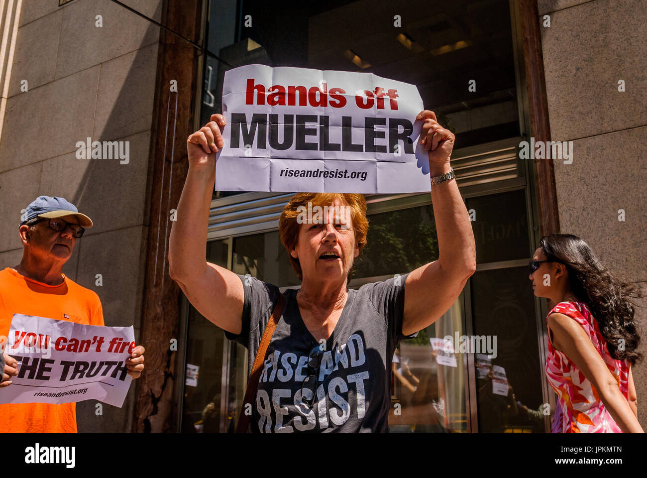 New York, États-Unis. 06Th Aug 2017. New York, des militants ont manifesté à l'intérieur de la Trump Tower atrium d'exprimer leur opposition à la réponse aux rapports que Donald Trump envisage de tirer un avocat spécial Robert Mueller et de gracier les membres de l'administration qui ont enfreint la loi. Crédit : Erik McGregor/Pacific Press/Alamy Live News Banque D'Images