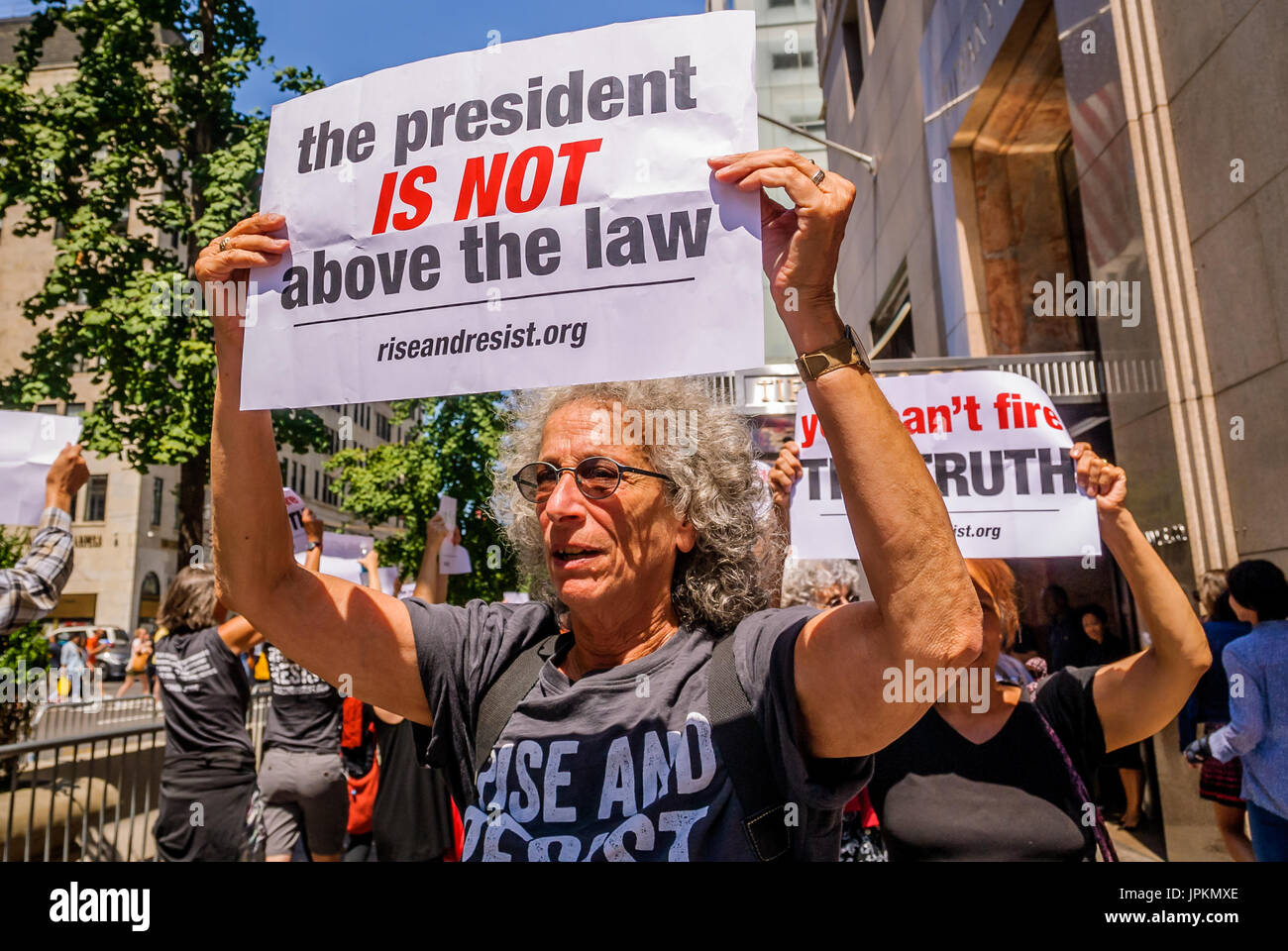 New York, États-Unis. 06Th Aug 2017. New York, des militants ont manifesté à l'intérieur de la Trump Tower atrium d'exprimer leur opposition à la réponse aux rapports que Donald Trump envisage de tirer un avocat spécial Robert Mueller et de gracier les membres de l'administration qui ont enfreint la loi. Crédit : Erik McGregor/Pacific Press/Alamy Live News Banque D'Images