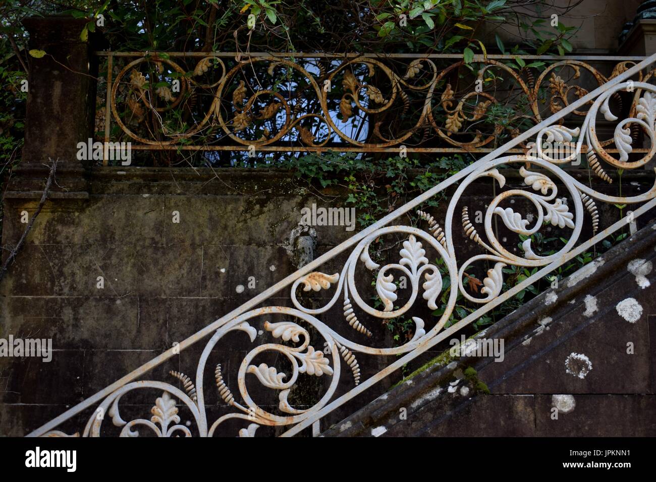 Vieille clôture en fer laqué blanc Détails au cimetière monumental de Staglieno, Gênes, Italie Banque D'Images