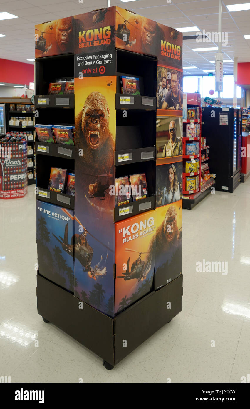 Kong et d'autres les films (DVD) vendu à un point de vente près de l'écran check out s'inscrire à un magasin target Banque D'Images