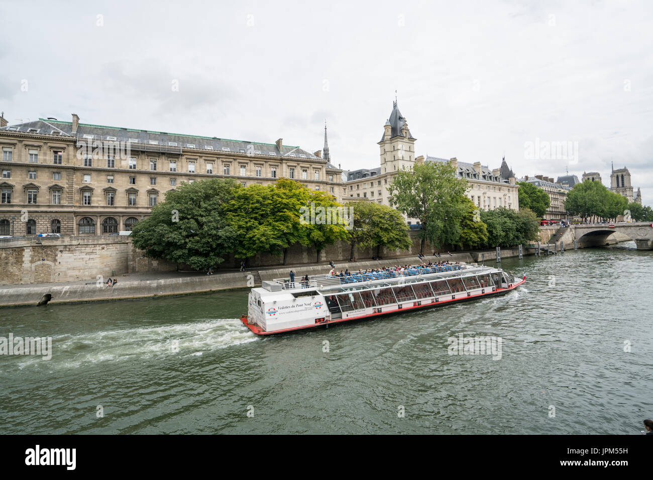 Un bateau sur la Seine à Paris Banque D'Images