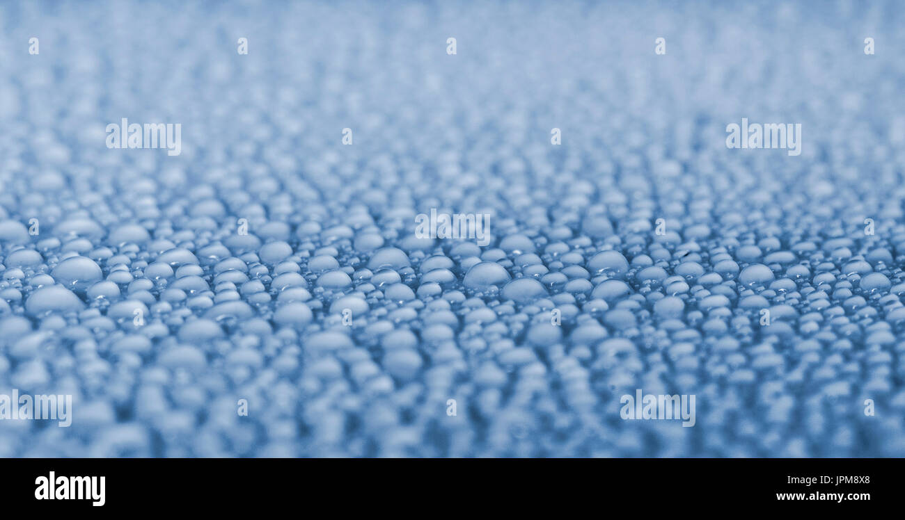 Sortir de l'accent ronde bleu profond et les petites gouttes d'eau de pluie et de gouttes, avec la profondeur de champ Banque D'Images