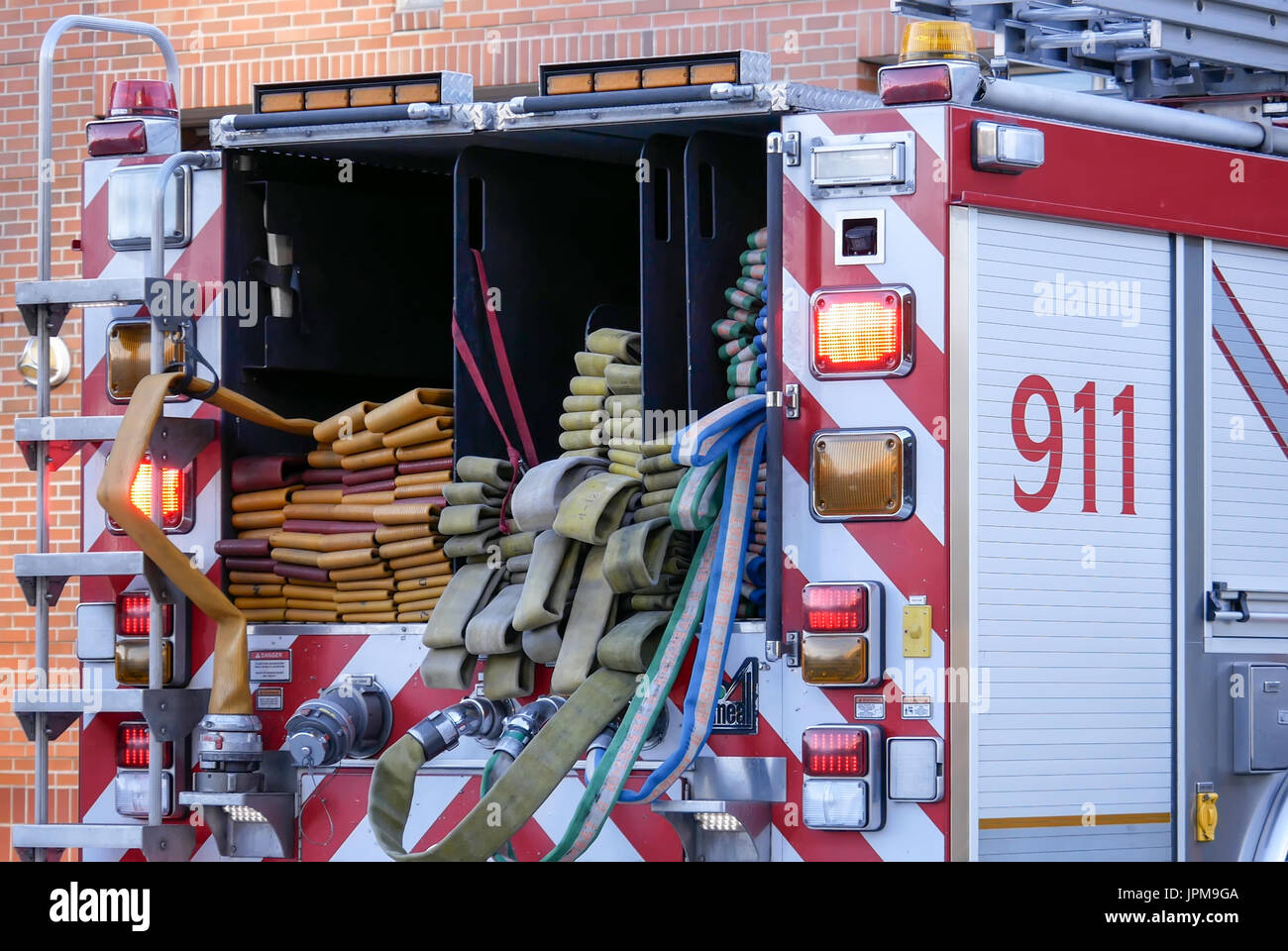 Burnaby, BC, Canada - 03 avril, 2017 : Close up Burnaby urgence incendie fire truck avec 911 signer l'arrêt de la station Banque D'Images