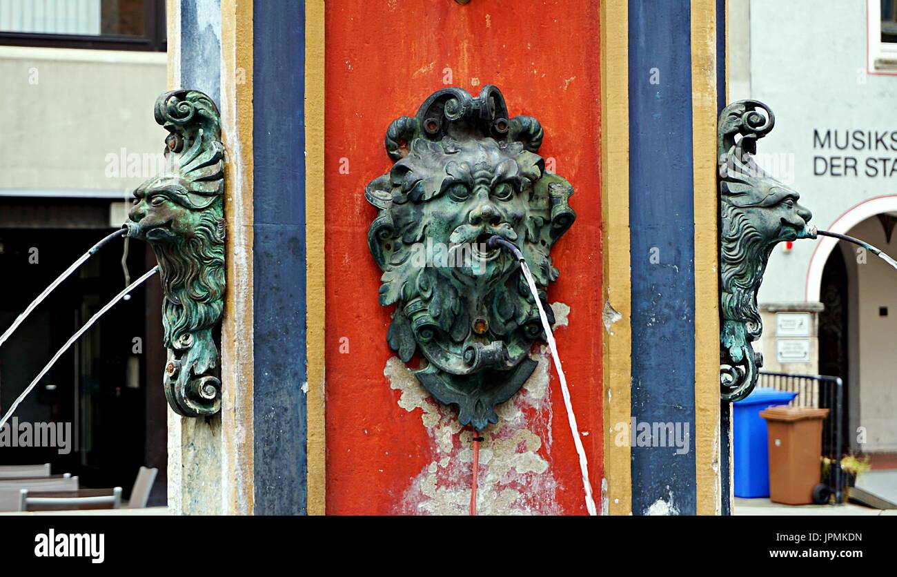 Fontaine avec mythe artisanat, statues, dans la vieille ville d'Ulm, Allemagne Banque D'Images