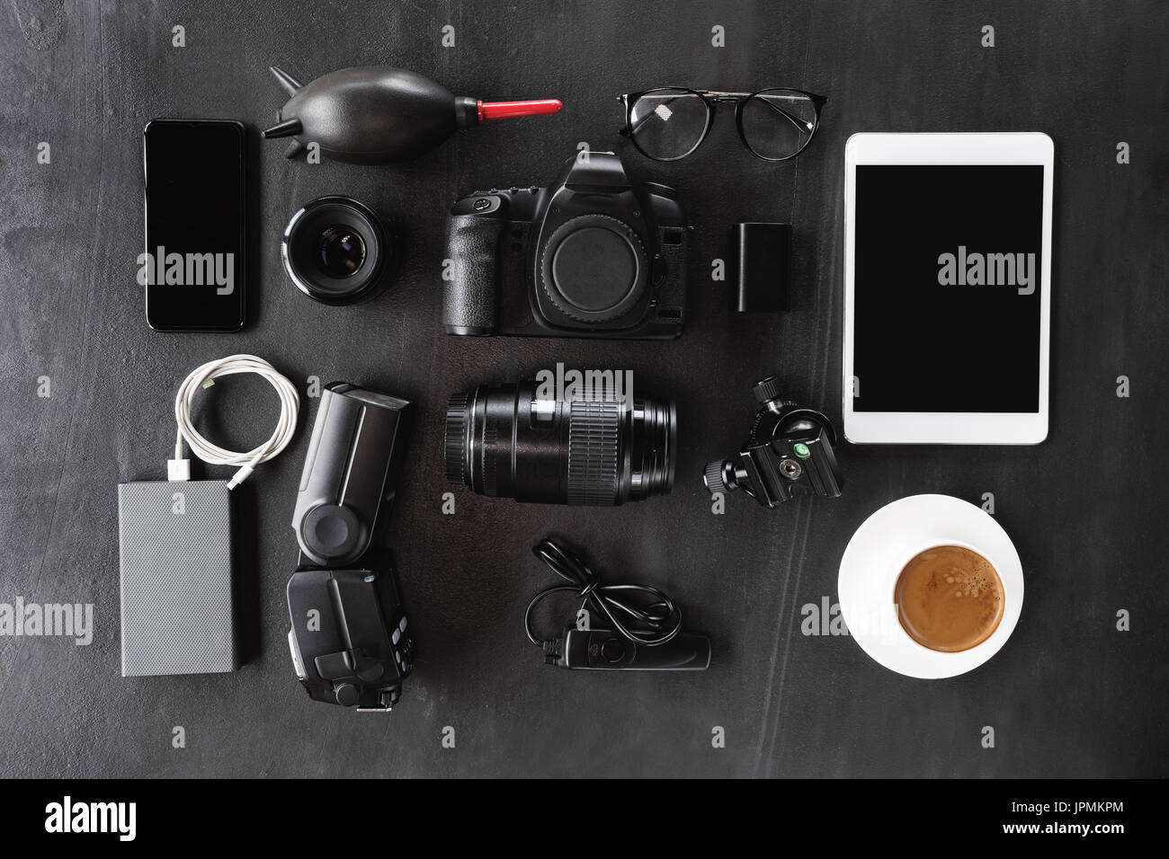 Équipement photo et réglé sur fond sombre Banque D'Images