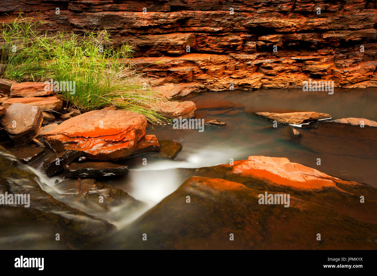 L'exécution du Karijini creek dans Hancock Gorge. Banque D'Images