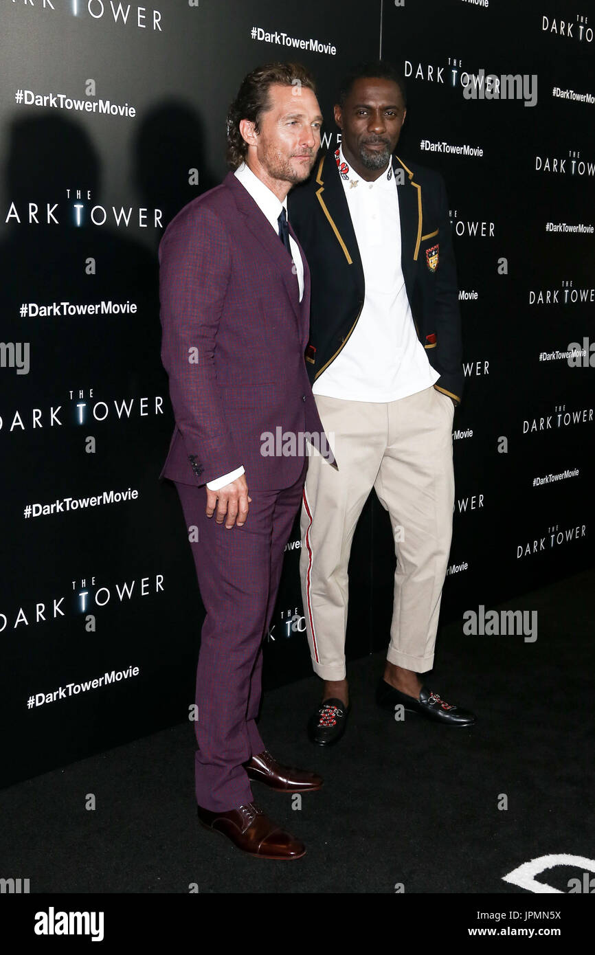 NEW YORK-JUL 31 : Matthew McConaughey (L) et Idris Elba assister à 'la Tour Sombre' projection spéciale au Musée d'Art Moderne le 31 juillet 2017 à New Banque D'Images