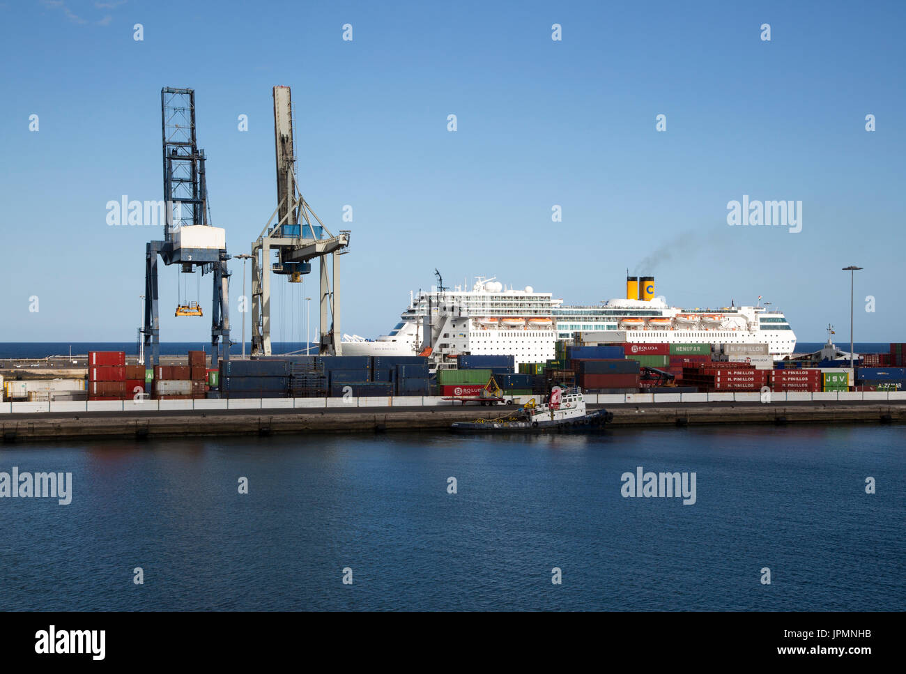 Bateau de croisière et des grues dans le port d'Arrecife, Lanzarote, îles Canaries, Espagne Banque D'Images