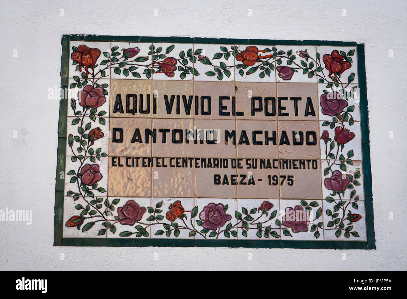 Retable en céramique commémorative de la naissance de la poète espagnol Antonio Machado, Cobertizo de rue près de la cathédrale, Baeza, Andalousie, Espagne Banque D'Images