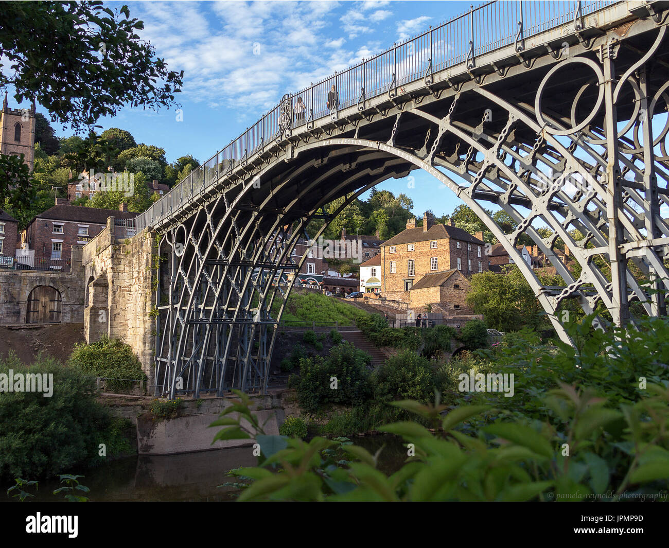 Le pont de fer a été construit en 1779 par Abraham Darby à span les villes et d'autre de la rivière Severn, et c'est le premier pont à être construit en fer à repasser. Banque D'Images