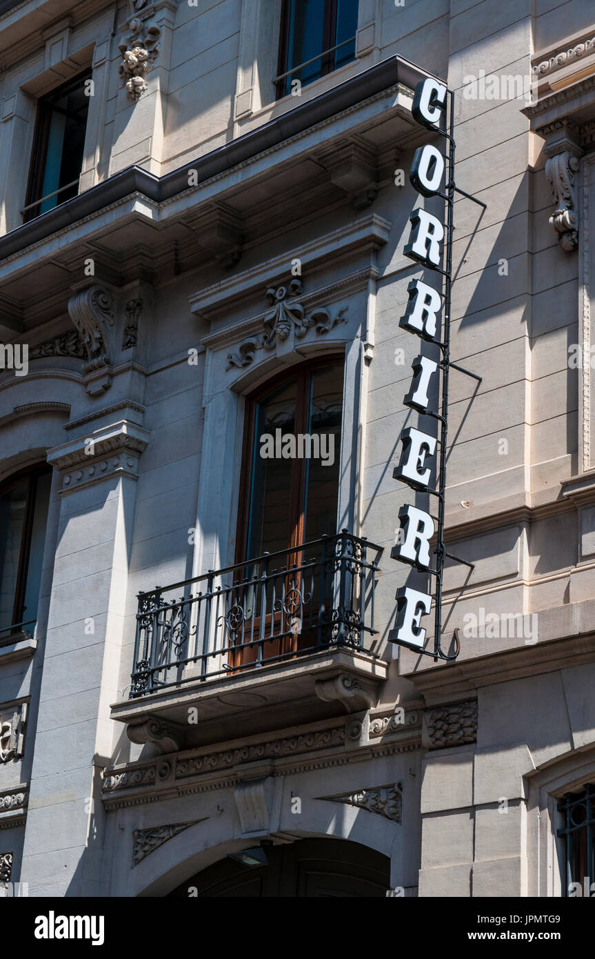 Italie : vue sur le Corriere della Sera, le plus important quotidien italien, fondée à Milan en 1876, avec le signe sur l'historique palace Banque D'Images