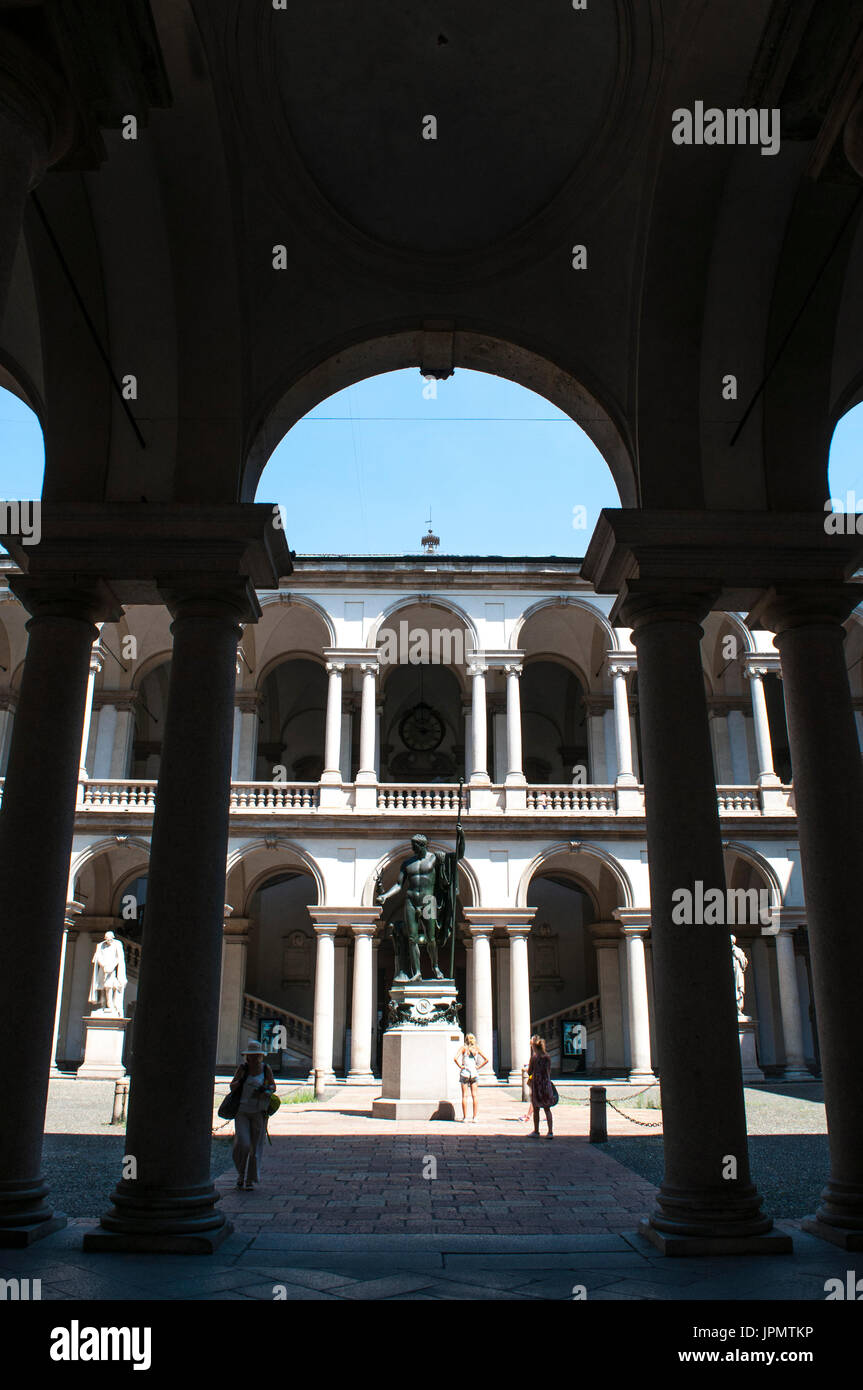 Milan, Italie : la statue de Napoléon comme Mars le pacificateur par Antonio Canova en cour d'Honneur du Palais Brera, accueil de la Pinacoteca di Brera Banque D'Images