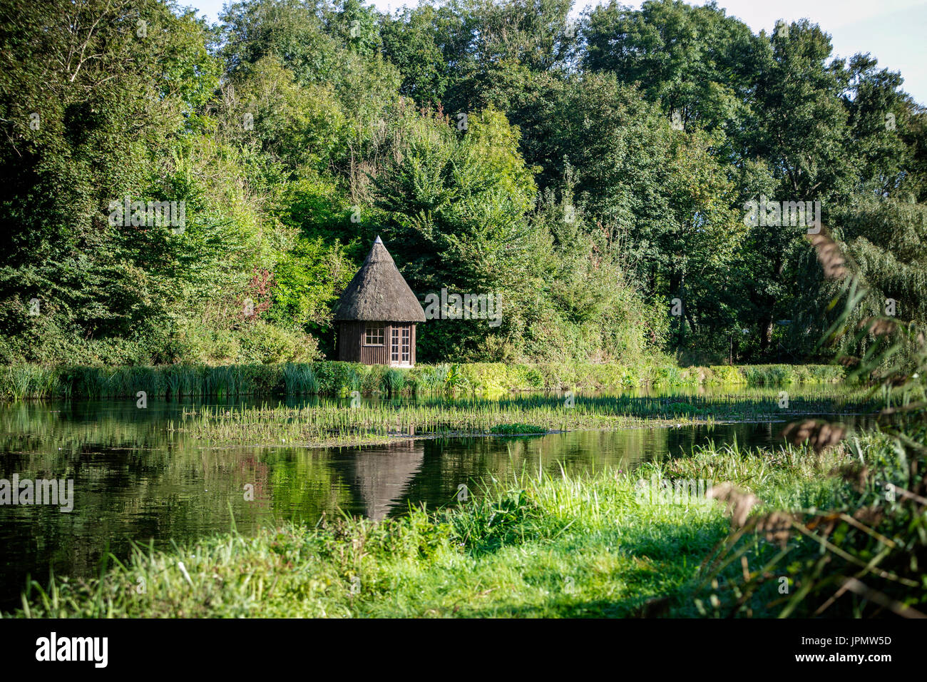 Cabane de pêche sur la rivière de chaume, Test, Leckford, Hampshire, Angleterre. Banque D'Images