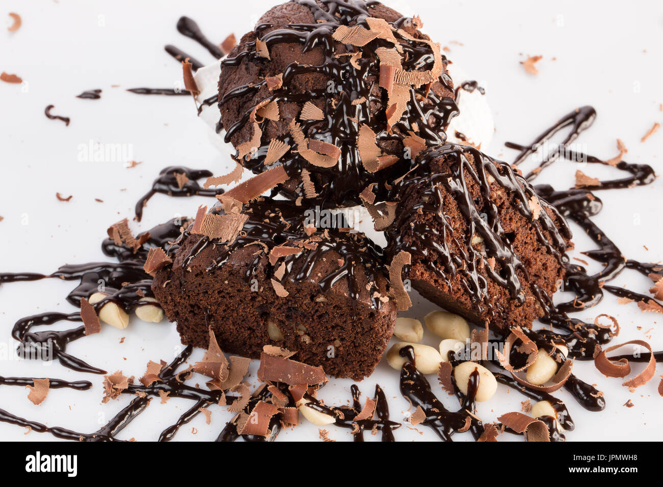 Petits gâteaux au chocolat avec des noix. Banque D'Images