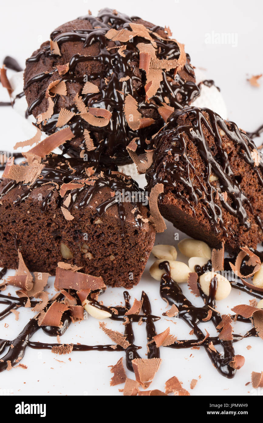 Petits gâteaux au chocolat avec des noix. Banque D'Images