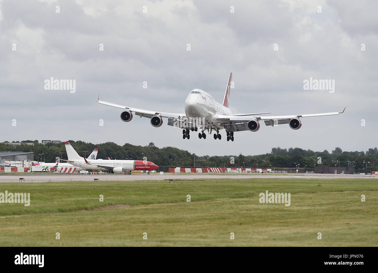 La première femme britannique du Boeing 747 le capitaine Yvonne Kershaw, qui est à la retraite, des terres à l'aéroport de Gatwick après un vol de Cancun, au Mexique. Banque D'Images