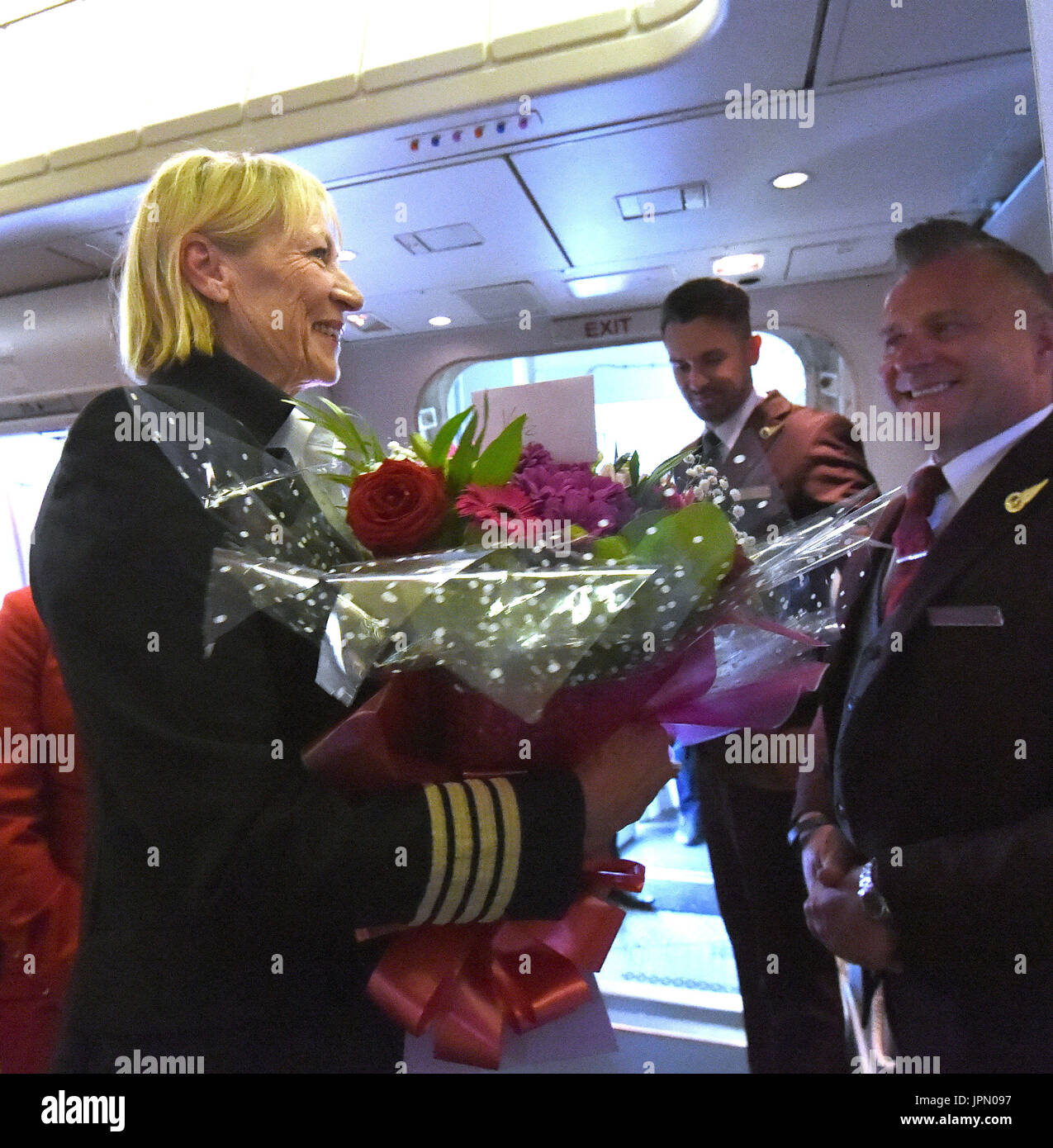 La première femme britannique du Boeing 747 le capitaine Yvonne Kershaw, qui est à la retraite, après l'atterrissage à l'aéroport de Gatwick après un vol de Cancun, au Mexique. Banque D'Images