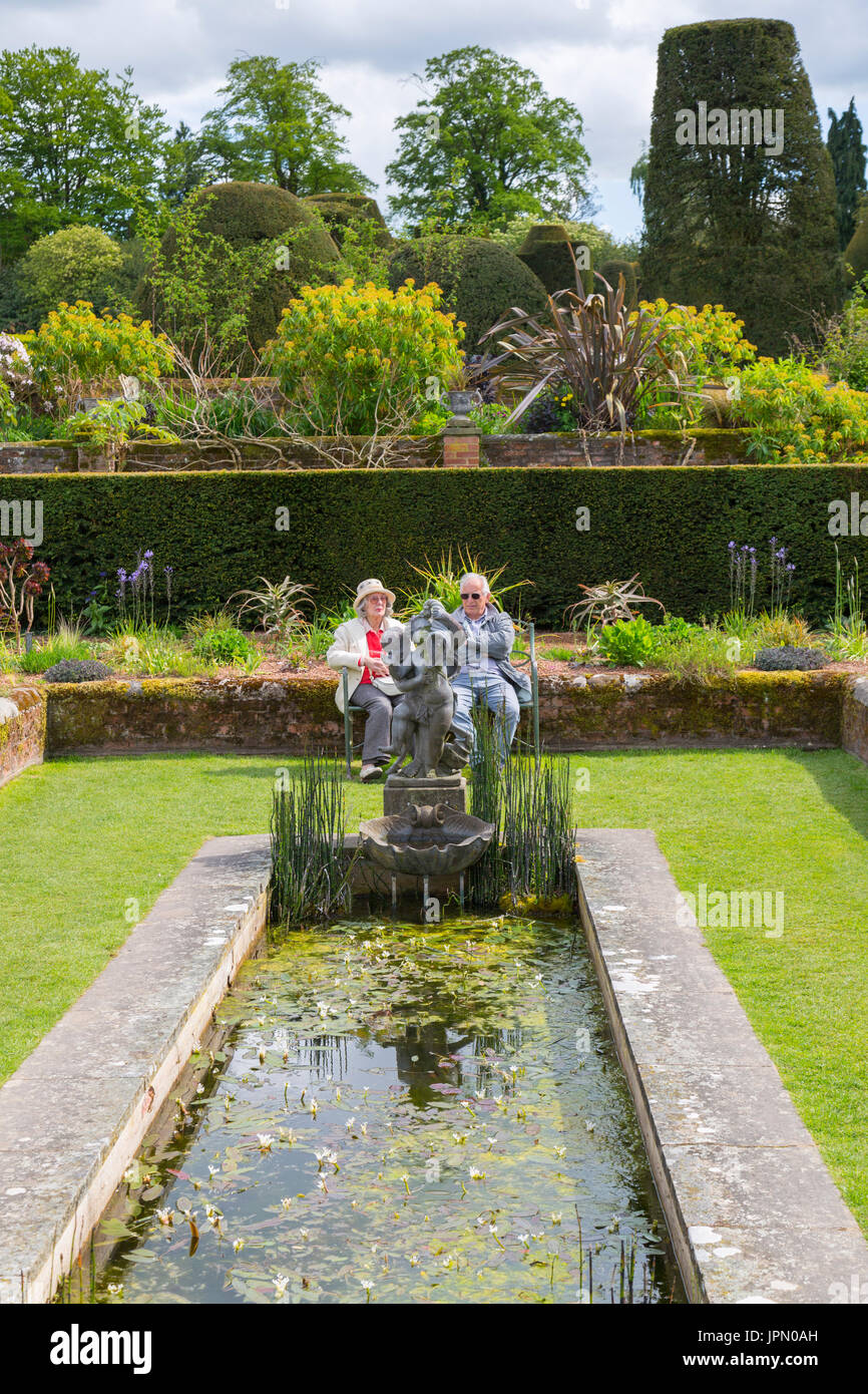 L'Carolean Jardin a une piscine en contrebas à Packwood House - un manoir Tudor préservé dans le Warwickshire, Angleterre, RU Banque D'Images