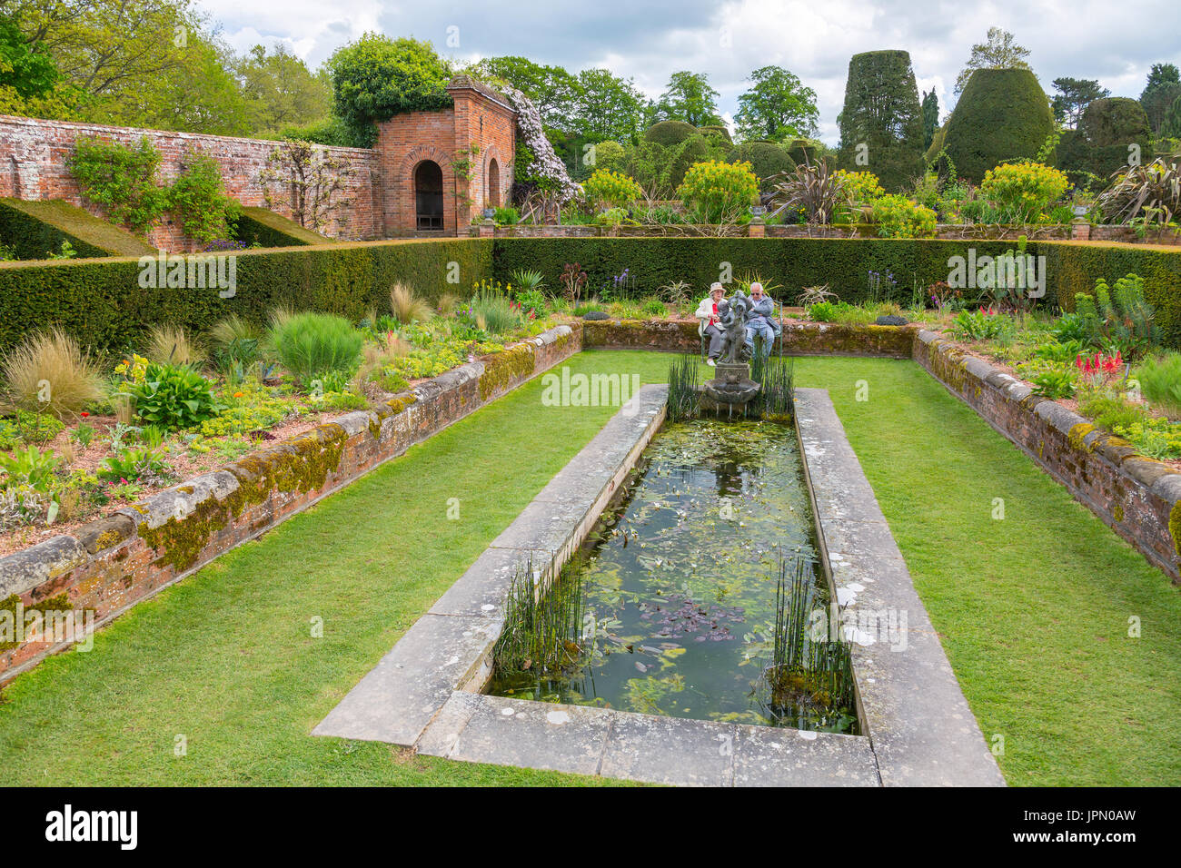 L'Carolean Jardin a une piscine en contrebas à Packwood House - un manoir Tudor préservé dans le Warwickshire, Angleterre, RU Banque D'Images