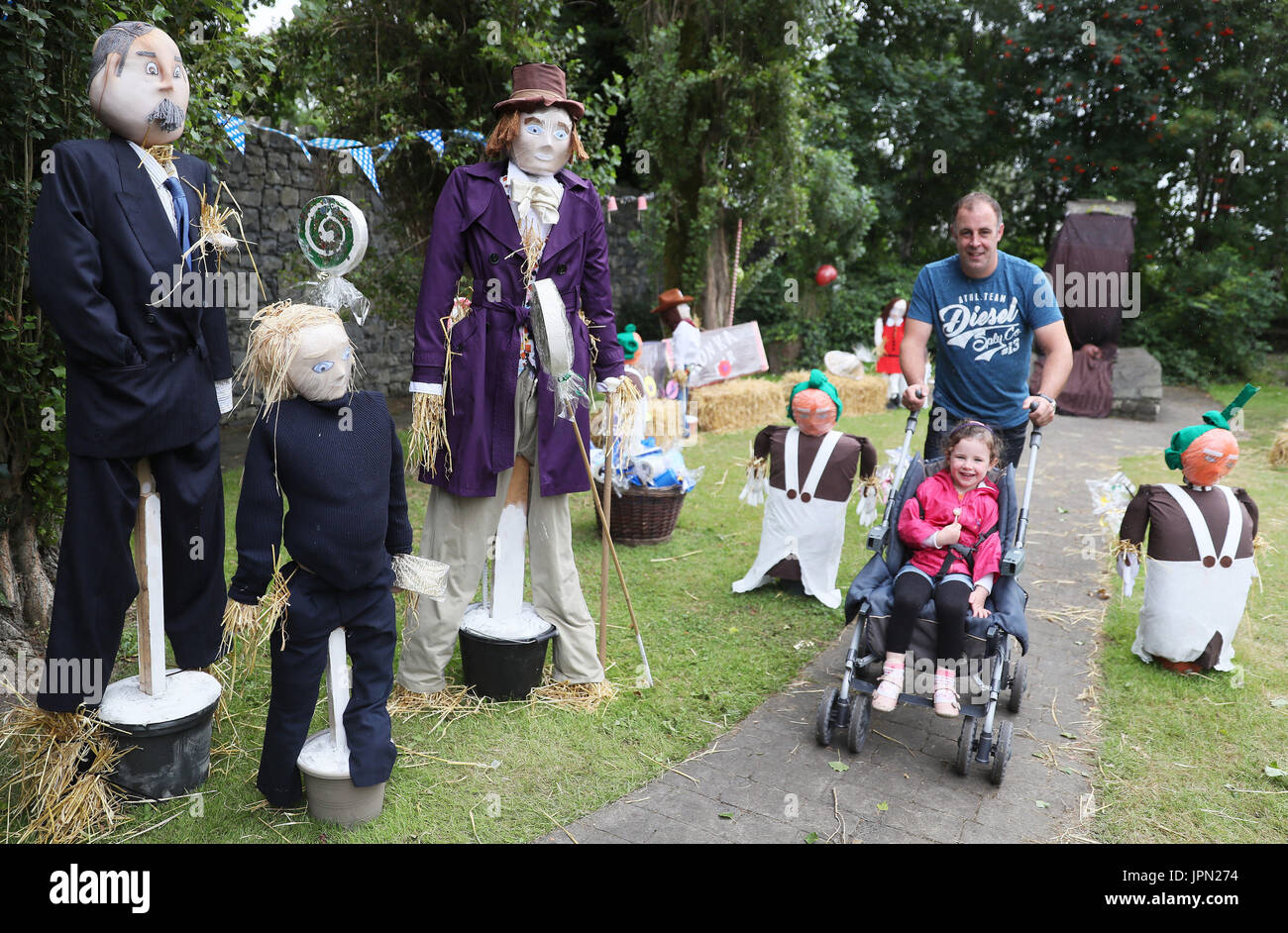 Tommy Ivers et sa fille Caoimhe, 3, à pied par un thème de Willy Wonka à l'épouvantail épouvantail Durrow Festival, qui a lieu chaque mois de Durrow, Co. de Laois, en Irlande. Banque D'Images