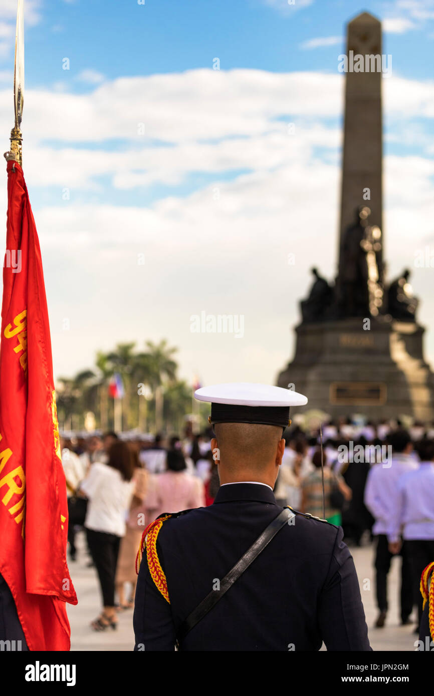 Marine sur la garde au Monument Rizal, Rizal Park, Manille, Philippines Banque D'Images