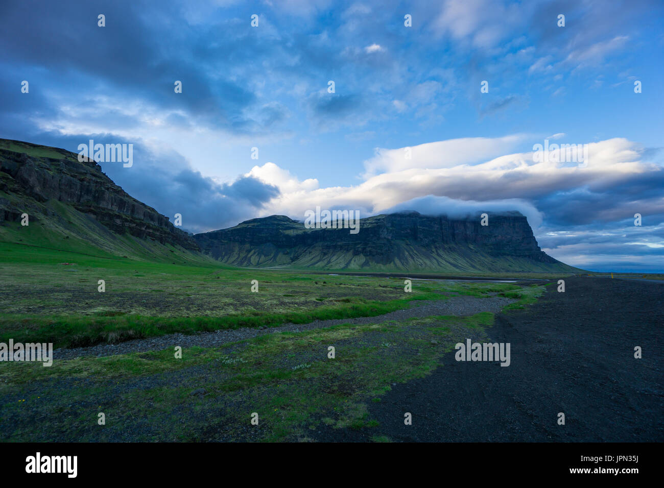 Islande - les nuages planent sur les montagnes volcaniques vert à l'aube Banque D'Images