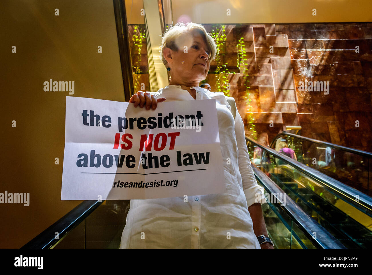 New York, États-Unis. 06Th Aug 2017. New York, des militants ont manifesté à l'intérieur de la Trump Tower atrium d'exprimer leur opposition à la réponse aux rapports que Donald Trump envisage de tirer un avocat spécial Robert Mueller et de gracier les membres de l'administration qui ont enfreint la loi. Crédit : Erik McGregor/Pacific Press/Alamy Live News Banque D'Images