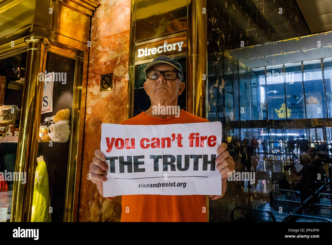 New York, États-Unis. 06Th Aug 2017. New York, des militants ont manifesté à l'intérieur de la Trump Tower atrium d'exprimer leur opposition à la réponse aux rapports que Donald Trump envisage de tirer un avocat spécial Robert Mueller et de gracier les membres de l'administration qui ont enfreint la loi. Crédit : Erik McGregor/Pacific Press/Alamy Live News Banque D'Images