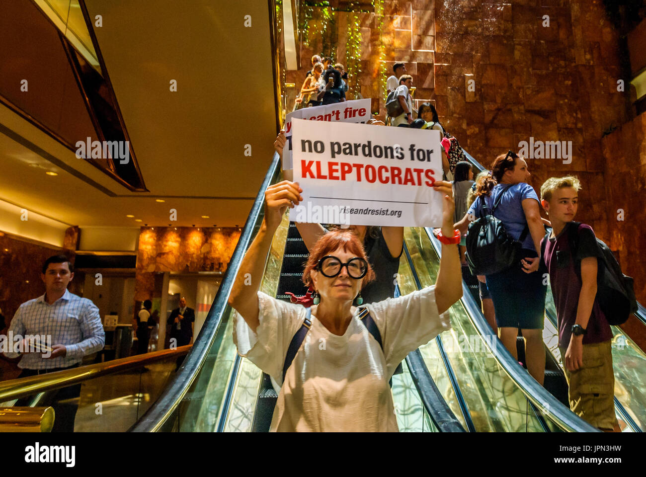 New York, États-Unis. 06Th Aug 2017. New York, des militants ont manifesté à l'intérieur de la Trump Tower atrium d'exprimer leur opposition à la réponse aux rapports que Donald Trump envisage de tirer un avocat spécial Robert Mueller et de gracier les membres de l'administration qui ont enfreint la loi. Crédit : Erik McGregor/Pacific Press/Alamy Live News Banque D'Images